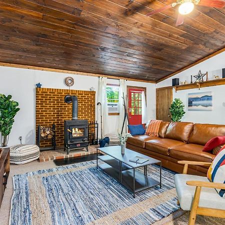 Secluded W Hot Tub, Fire Pit, Deck & Updated Wifi Great Cacapon Екстериор снимка