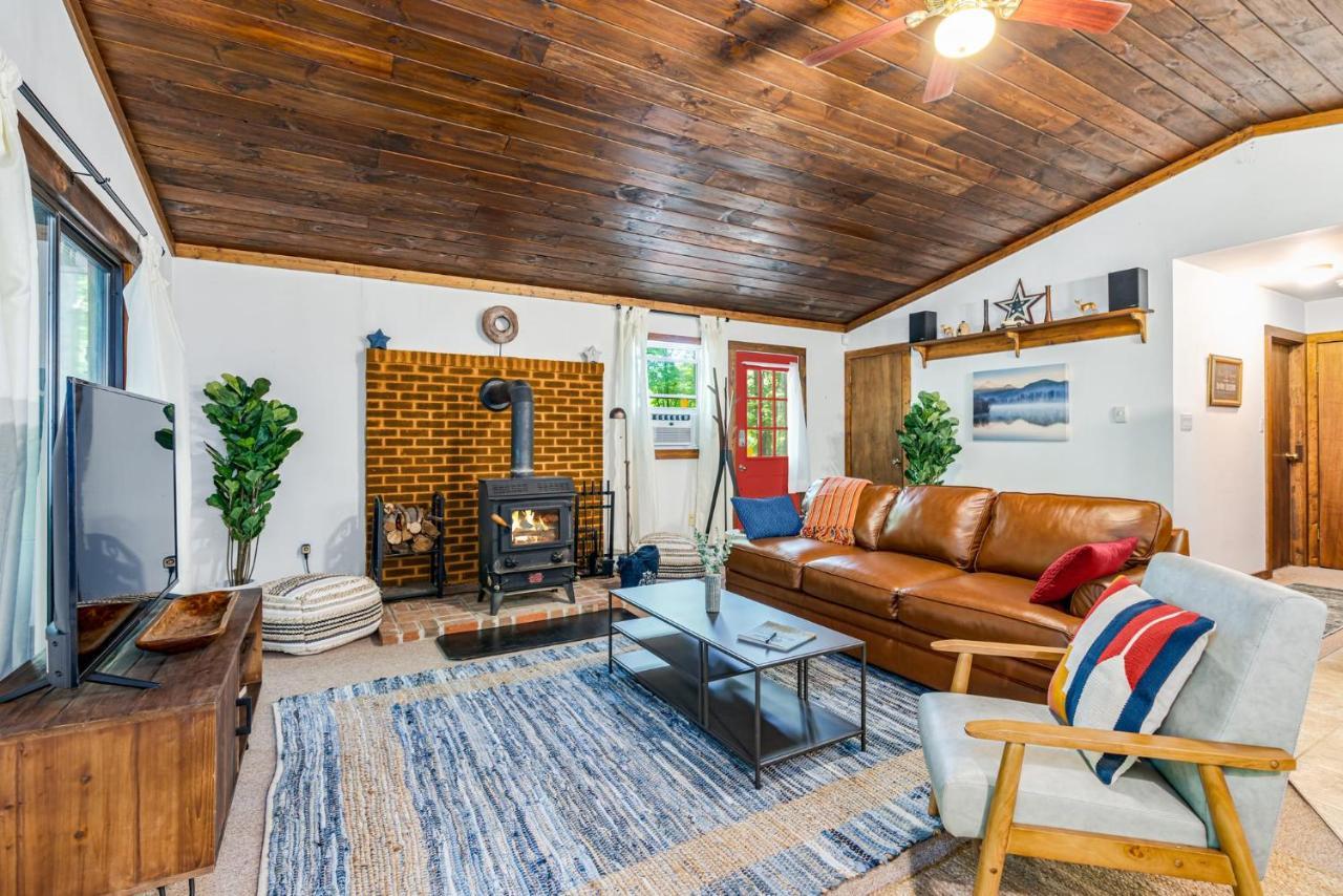 Secluded W Hot Tub, Fire Pit, Deck & Updated Wifi Great Cacapon Екстериор снимка
