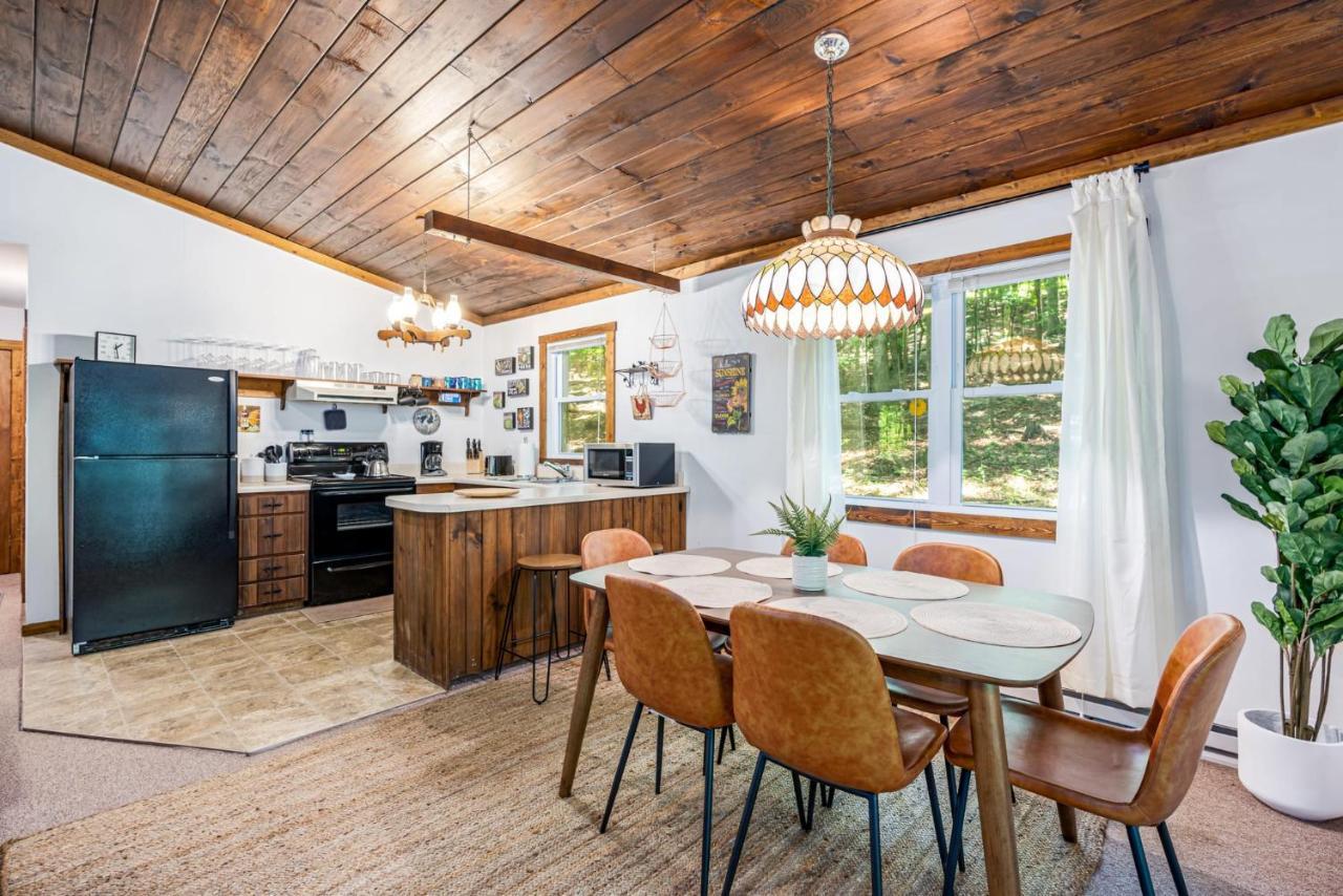 Secluded W Hot Tub, Fire Pit, Deck & Updated Wifi Great Cacapon Екстериор снимка