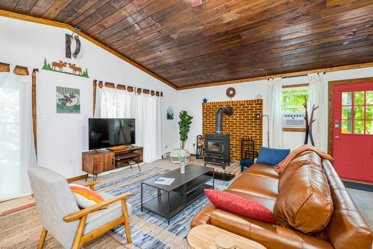 Secluded W Hot Tub, Fire Pit, Deck & Updated Wifi Great Cacapon Екстериор снимка
