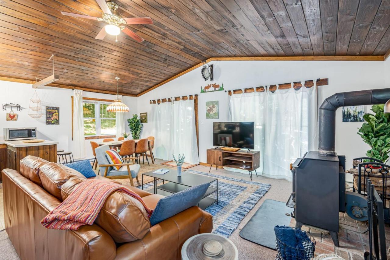 Secluded W Hot Tub, Fire Pit, Deck & Updated Wifi Great Cacapon Екстериор снимка