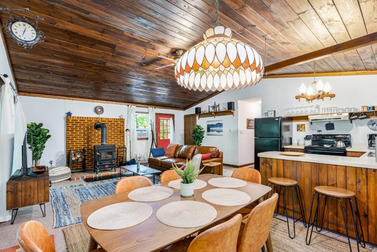 Secluded W Hot Tub, Fire Pit, Deck & Updated Wifi Great Cacapon Екстериор снимка