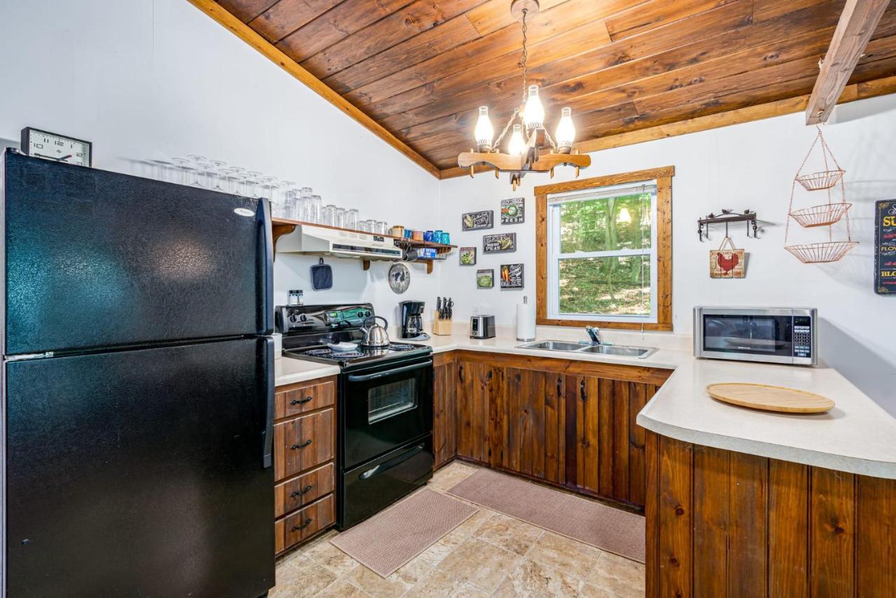 Secluded W Hot Tub, Fire Pit, Deck & Updated Wifi Great Cacapon Екстериор снимка