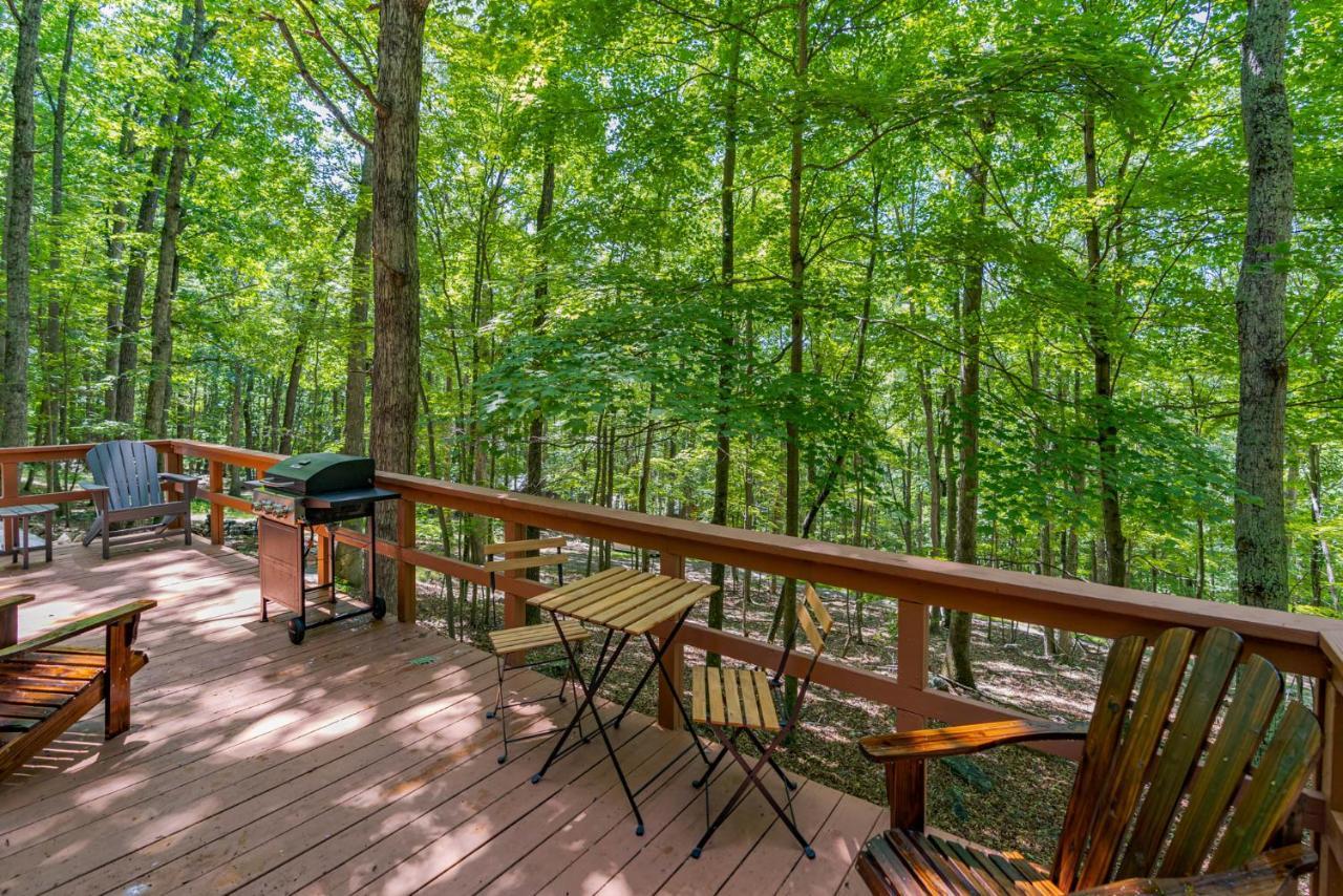 Secluded W Hot Tub, Fire Pit, Deck & Updated Wifi Great Cacapon Екстериор снимка