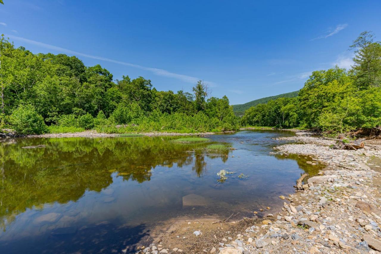 Secluded W Hot Tub, Fire Pit, Deck & Updated Wifi Great Cacapon Екстериор снимка
