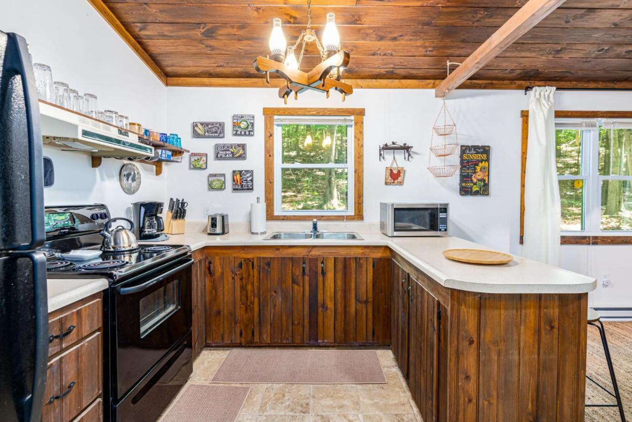 Secluded W Hot Tub, Fire Pit, Deck & Updated Wifi Great Cacapon Екстериор снимка
