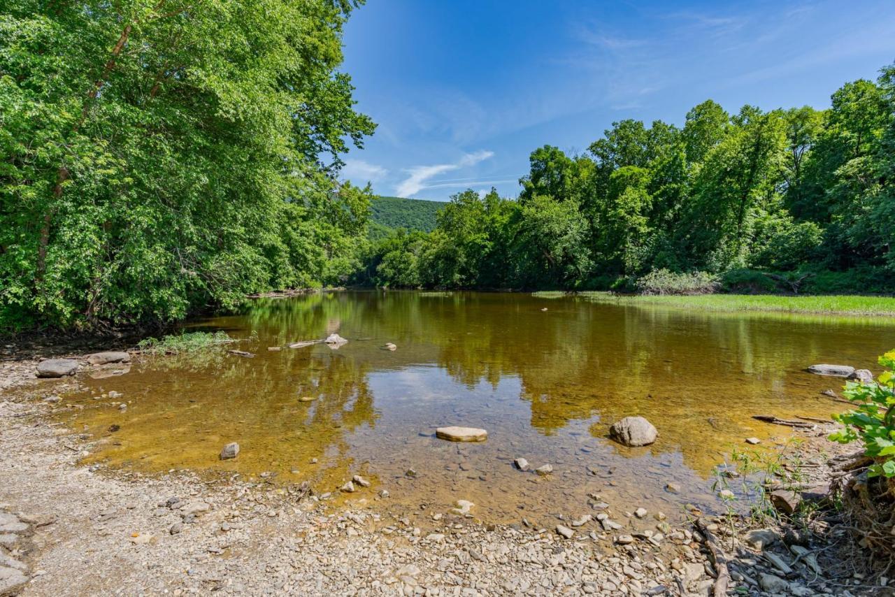 Secluded W Hot Tub, Fire Pit, Deck & Updated Wifi Great Cacapon Екстериор снимка