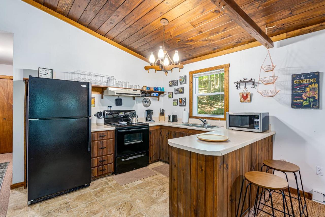 Secluded W Hot Tub, Fire Pit, Deck & Updated Wifi Great Cacapon Екстериор снимка