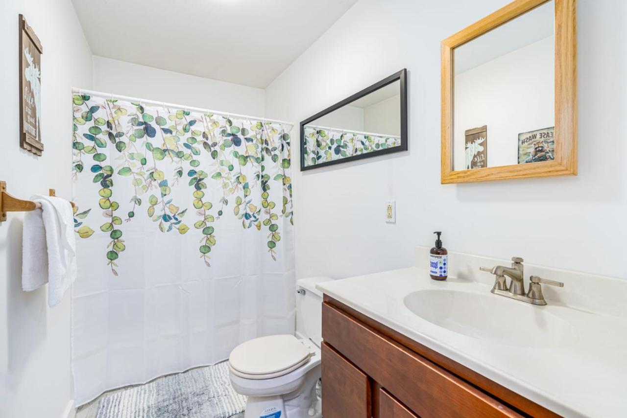 Secluded W Hot Tub, Fire Pit, Deck & Updated Wifi Great Cacapon Екстериор снимка