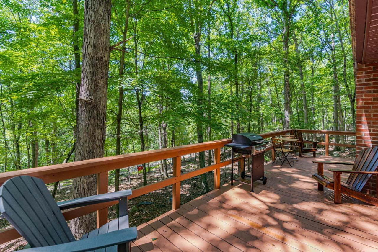 Secluded W Hot Tub, Fire Pit, Deck & Updated Wifi Great Cacapon Екстериор снимка