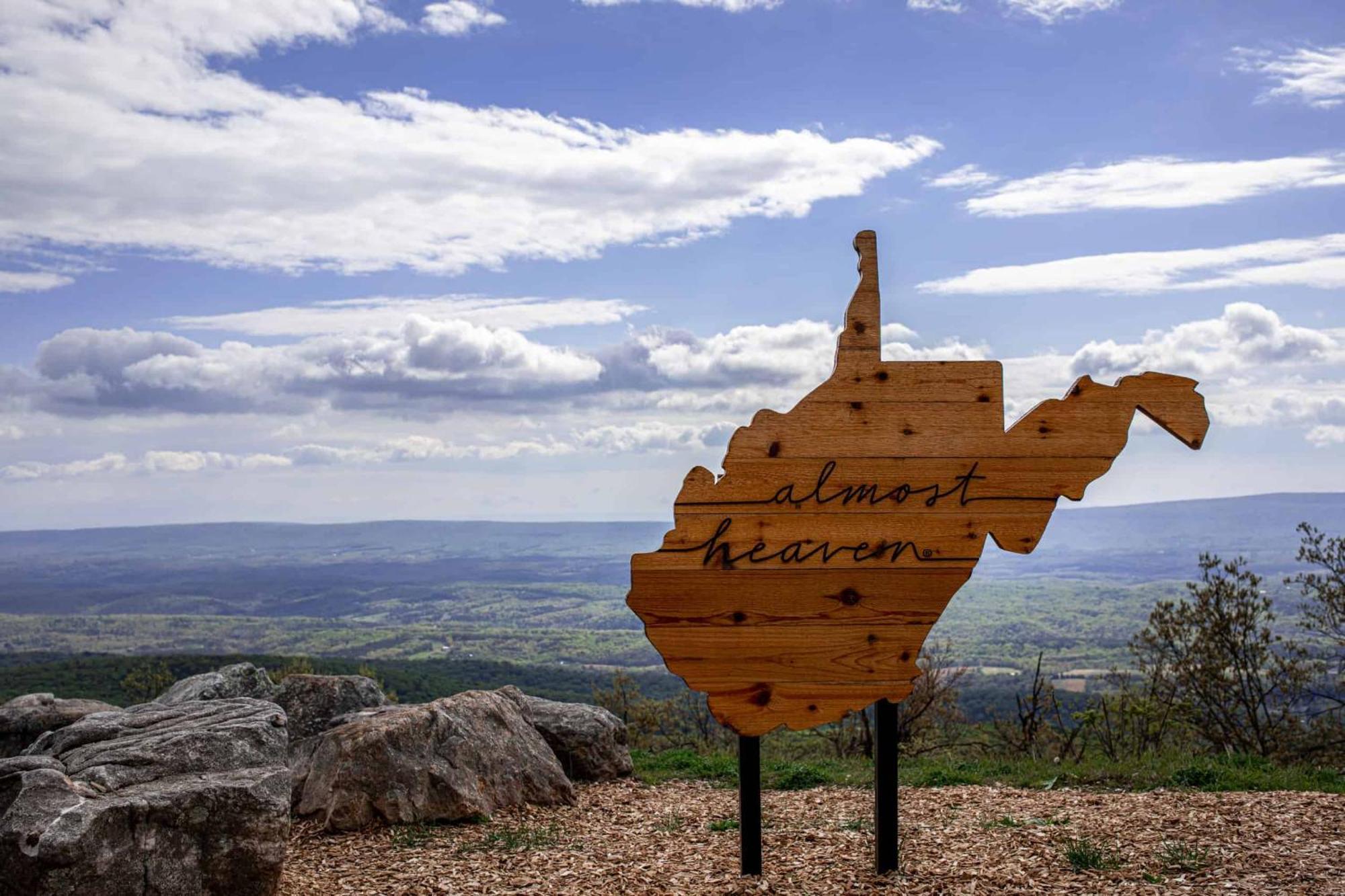 Secluded W Hot Tub, Fire Pit, Deck & Updated Wifi Great Cacapon Екстериор снимка
