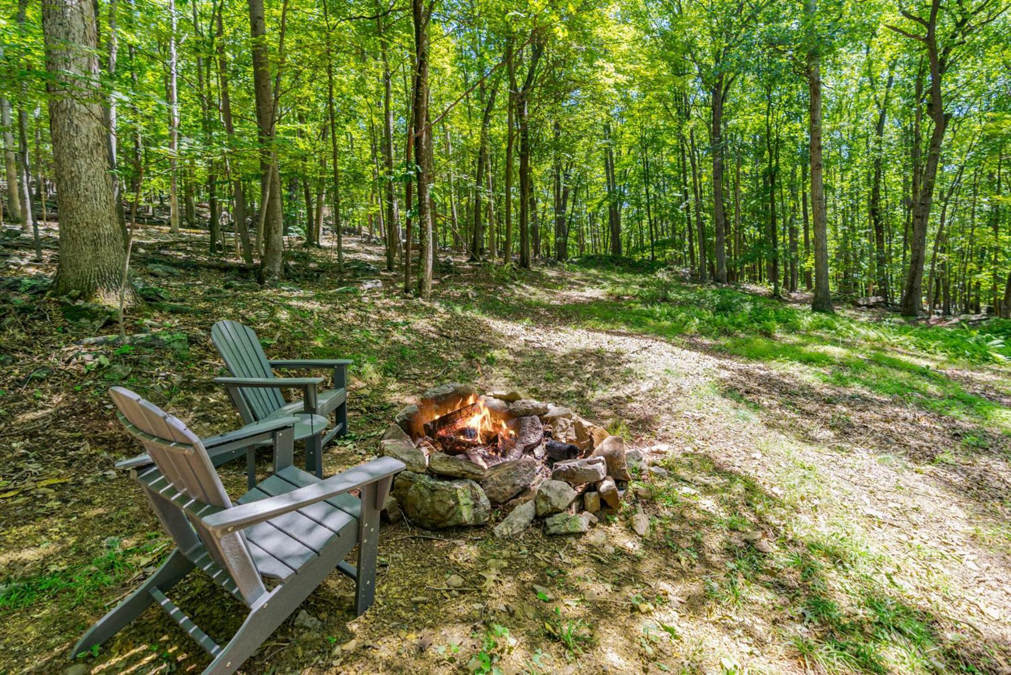 Secluded W Hot Tub, Fire Pit, Deck & Updated Wifi Great Cacapon Екстериор снимка